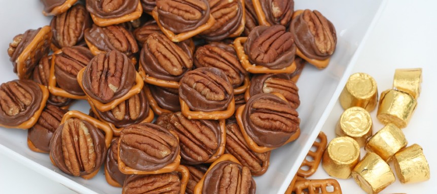 pretzels with rolos snack mix party