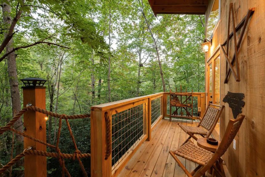 Luxurious Secluded Romantic Treehouse outdoor patio
